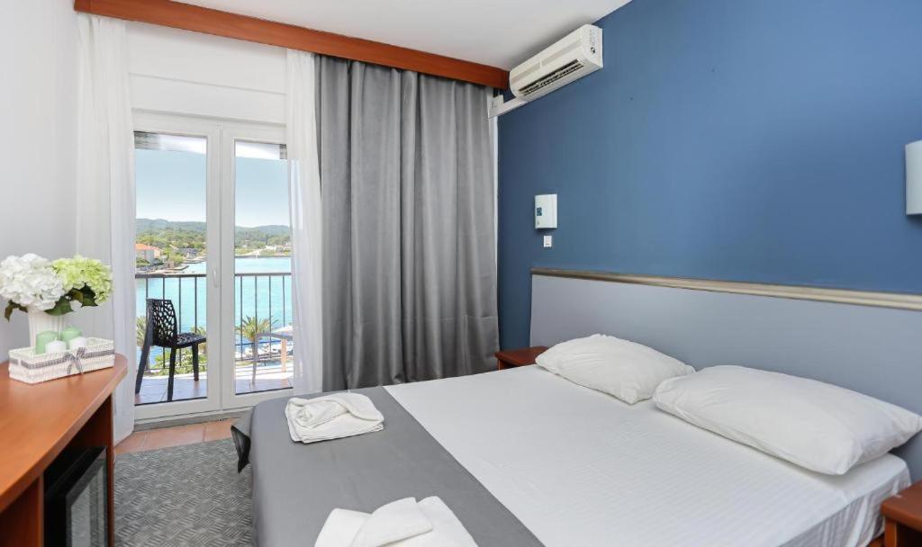 Hotel Lumbarda Hotel 3*