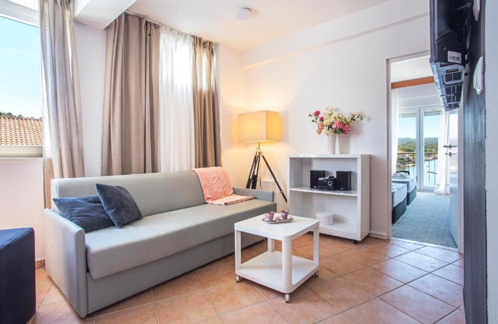 Hotel Lumbarda Hotel 3*